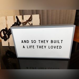 Gray and white decorative caption box